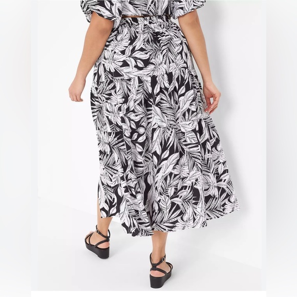 Fun Floral Skirt with Pockets - Picture 2 of 6